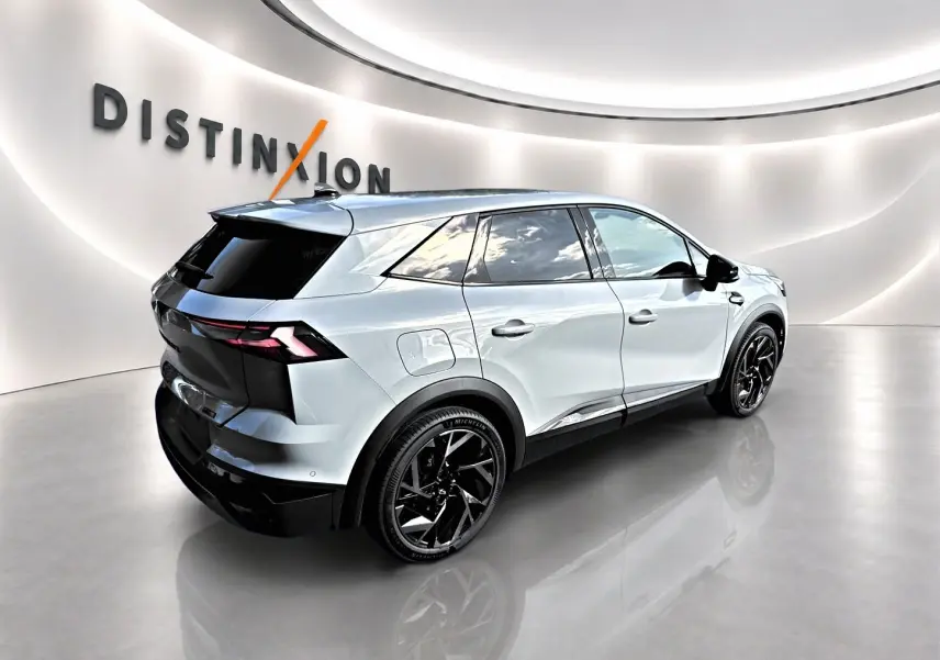 Vue 3/4 arrière droite du Renault Symbioz gris rafale avec jantes noires et vitres teintées dans un showroom lumineux.