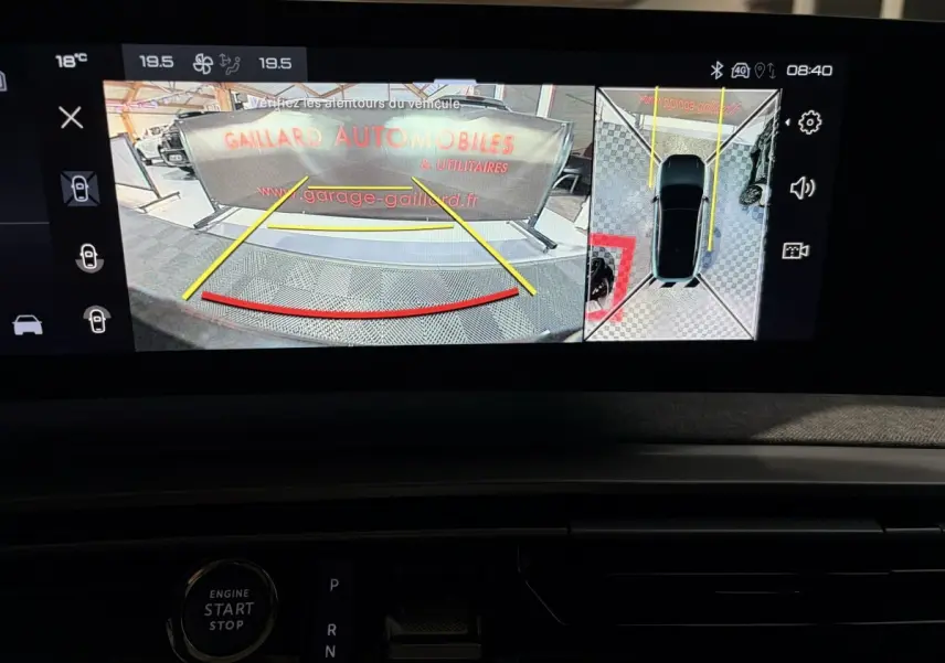 Affichage caméra de recul et vue 360° du Peugeot 3008 blanc sur écran tactile intérieur, avec lignes de guidage jaunes et rouges.