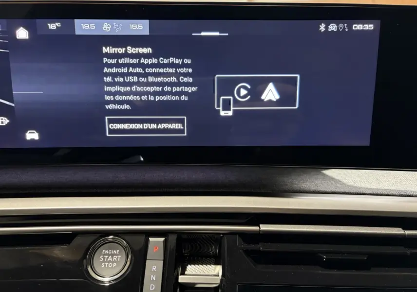 Vue rapprochée du tableau de bord du Peugeot 3008 blanc 2026, avec écran tactile et bouton démarrage visible.