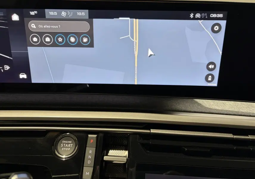 Gros plan intérieur sur la console centrale du Peugeot 3008 blanc, avec bouton démarrage et écran tactile de navigation.
