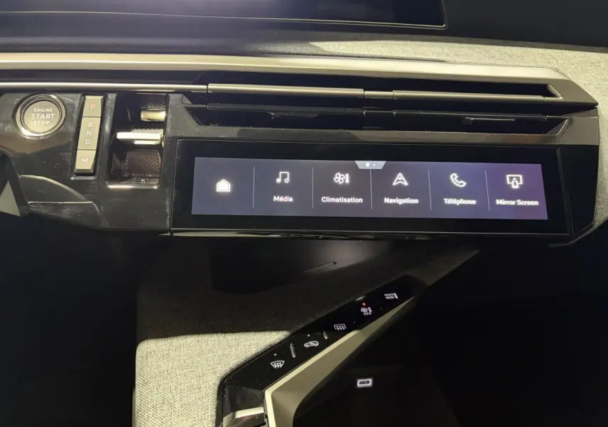 Vue rapprochée de la console centrale du Peugeot 3008 blanc 2026, avec écran tactile et bouton démarrage visible.