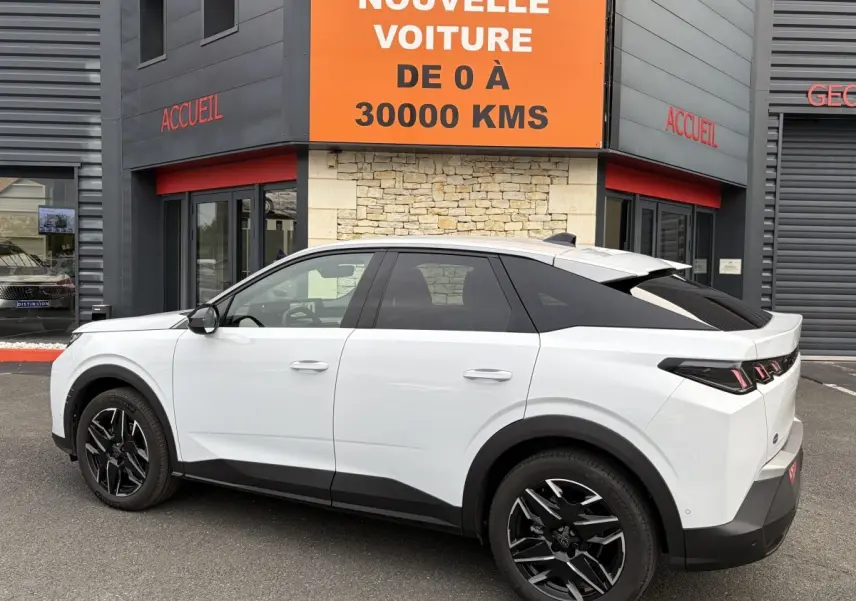 Peugeot 3008 blanc vue de profil côté gauche, SUV hybride avec jantes noires et toit noir contrasté.