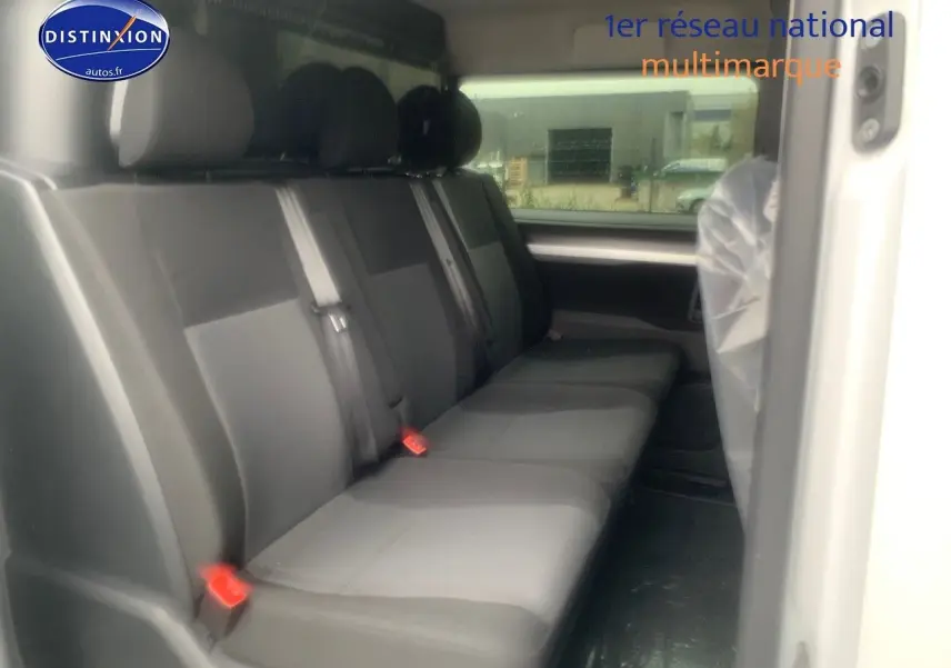 Banquette arrière en tissu gris noir du Peugeot Expert Cabine Approfondie blanc Kaolin, vue côté droit avec porte ouverte.