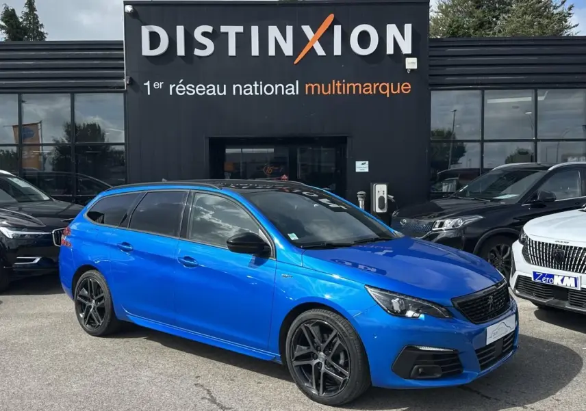 Peugeot 308 II SW bleu Vertigo vue 3/4 avant droit avec jantes noires et toit panoramique en verre