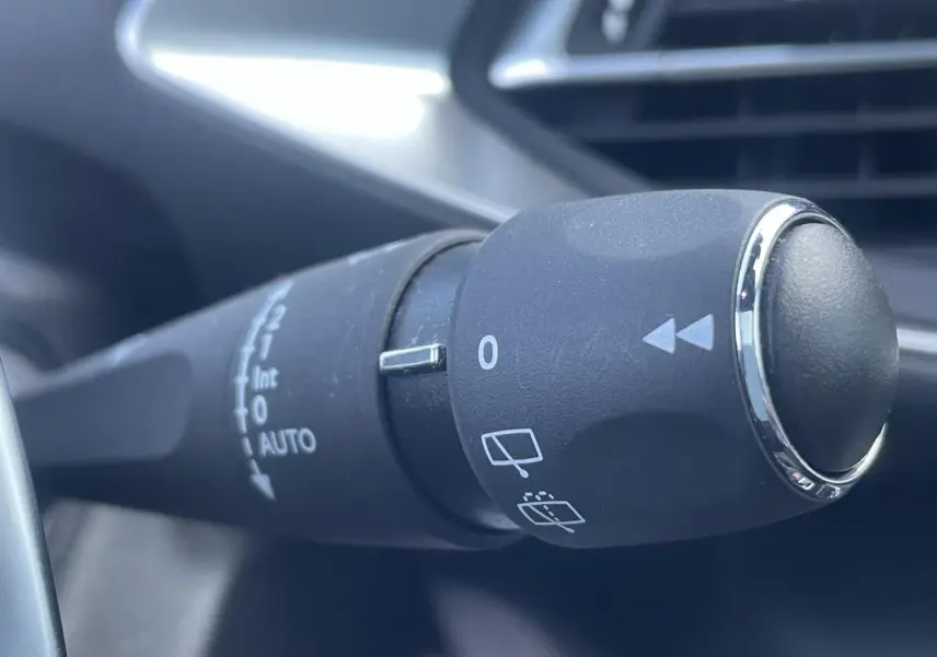 Gros plan sur la commande des essuie-glaces du Peugeot 308 SW 2 bleu Vertigo, intérieur noir.