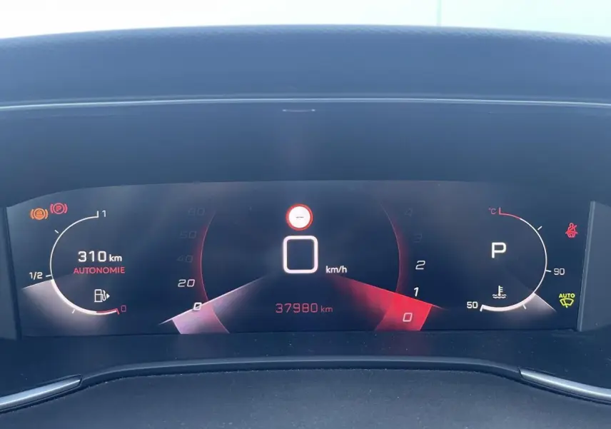 Tableau de bord numérique de Peugeot 308 SW 2 bleu Vertigo affichant 0 km/h et 37 980 km au compteur.