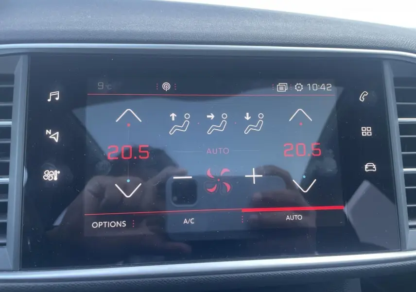 Écran tactile 10 pouces du système de climatisation automatique bi-zone de la Peugeot 308 SW GT Pack 2021.