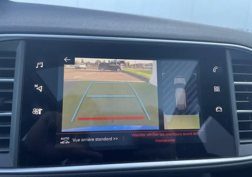 Écran tactile de la Peugeot 308 SW bleu Vertigo montrant la caméra de recul et l'aide au stationnement arrière.