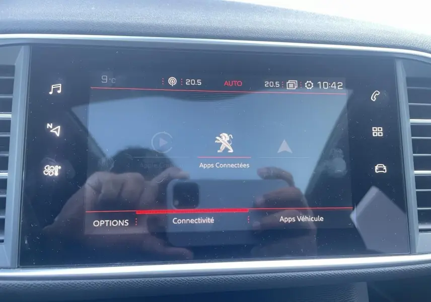 Écran tactile 10 pouces du Peugeot 308 SW 2 PureTech 130 affichant les options de connectivité et applications véhicule.