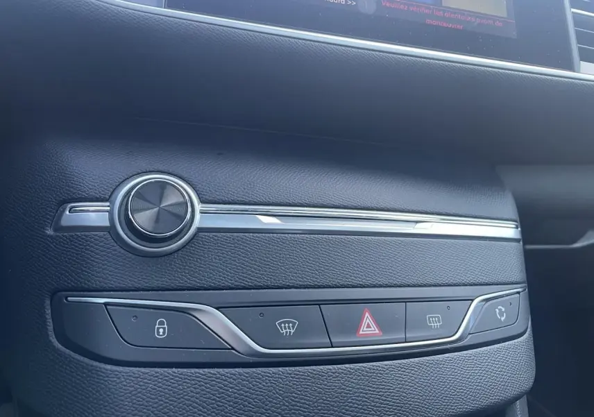 Détail de la console centrale noire avec commandes de sécurité et climatisation d'une Peugeot 308 SW Bleu Vertigo 2021