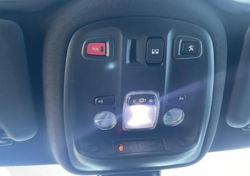 Plafonnier intérieur avec commandes SOS et éclairage, dans un Peugeot 308 SW Bleu Vertigo 2021.