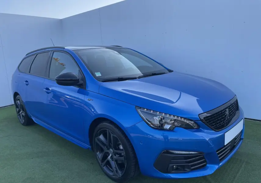 Peugeot 308 II SW bleu Vertigo vue 3/4 avant droit avec jantes noires et toit panoramique en verre