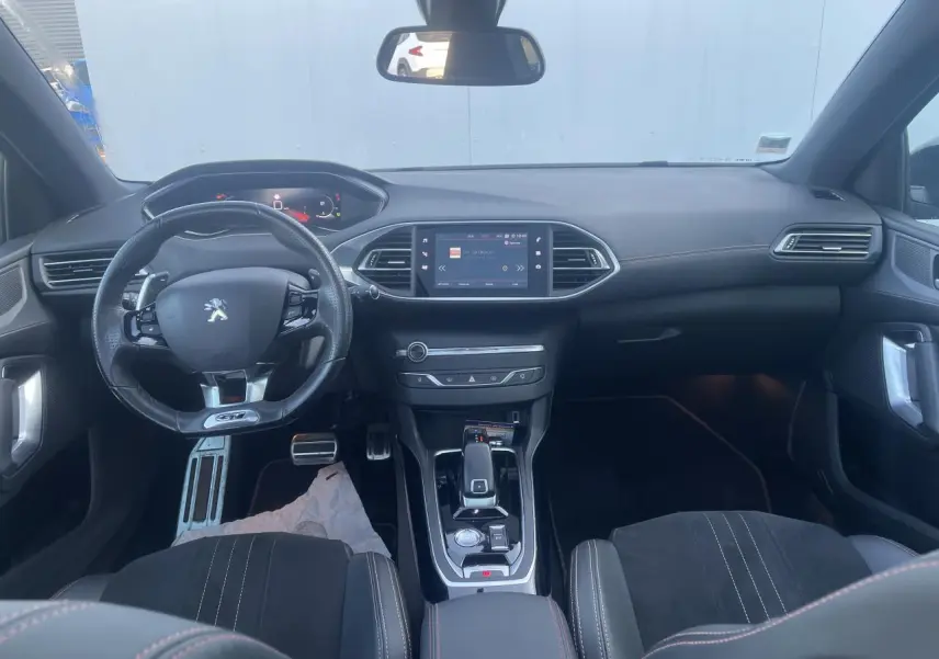 Intérieur Peugeot 308 SW 2021 vue avant du poste de conduite avec volant cuir GT et écran tactile 10 pouces.