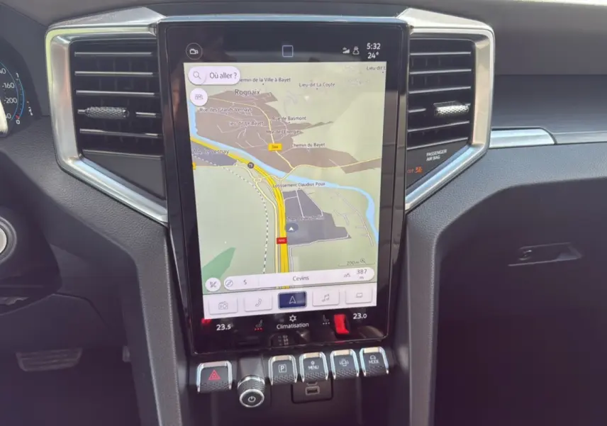 Vue rapprochée de la console centrale tactile du Volkswagen Amarok Aventura 2025, affichant la navigation et commandes climatisation.