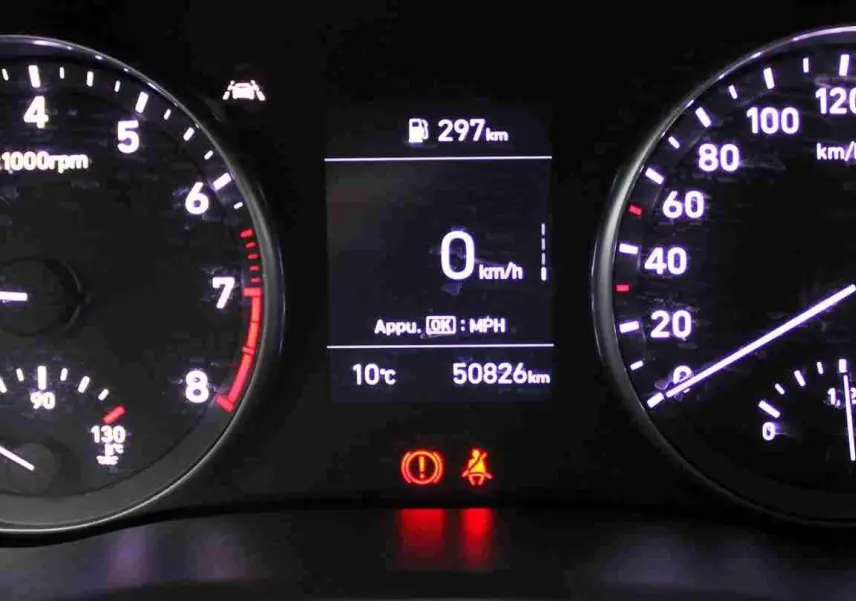 Tableau de bord éclairé d'une Hyundai i30 SW 2022, affichant vitesse, compte-tours et autonomie restante.