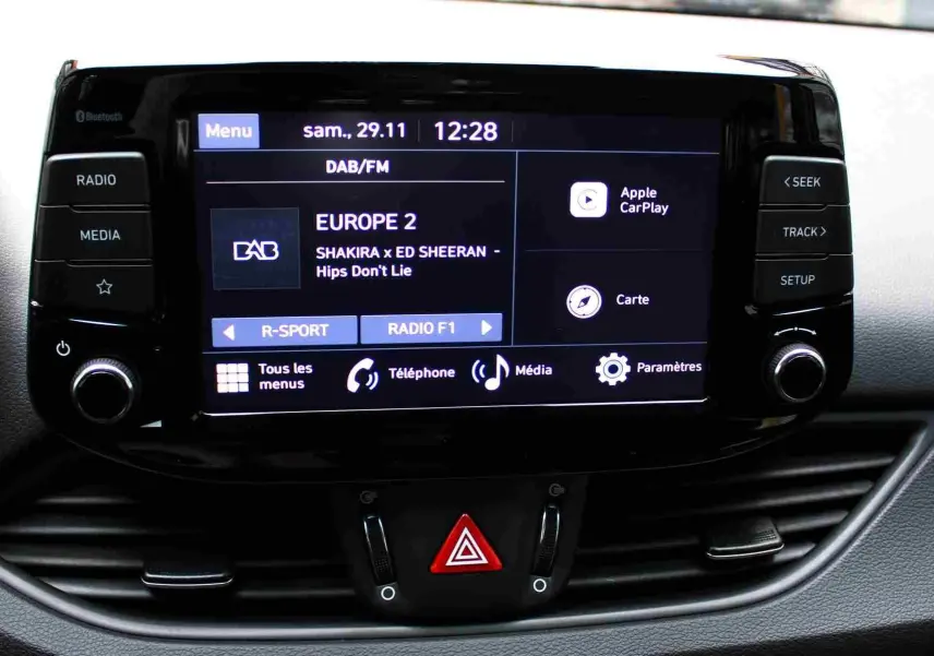 Écran tactile central de la Hyundai i30 SW 2022 affichant la radio Europe 2 et les commandes multimédia.
