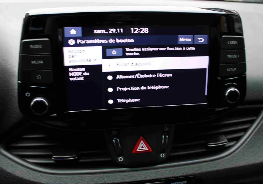 Écran tactile central de la Hyundai i30 SW 2022 affichant les paramètres de bouton dans un intérieur gris noir.