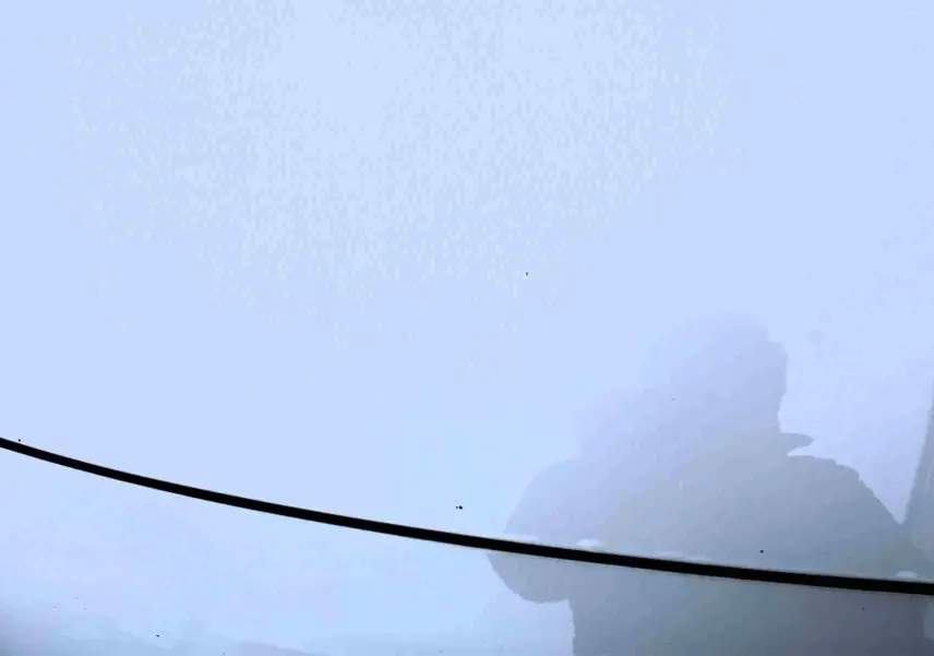 Gros plan sur l'aile avant droite blanche polaire d'une Hyundai i30 SW 2022 avec une rayure visible.