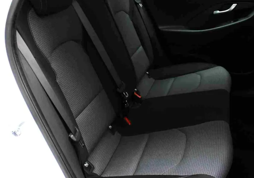 Vue latérale du siège arrière en tissu gris noir de la Hyundai i30 SW blanc polaire 2022, porte ouverte côté gauche.