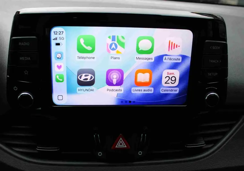 Écran tactile central affichant les applications connectées dans l'habitacle d'une Hyundai i30 SW 2022.