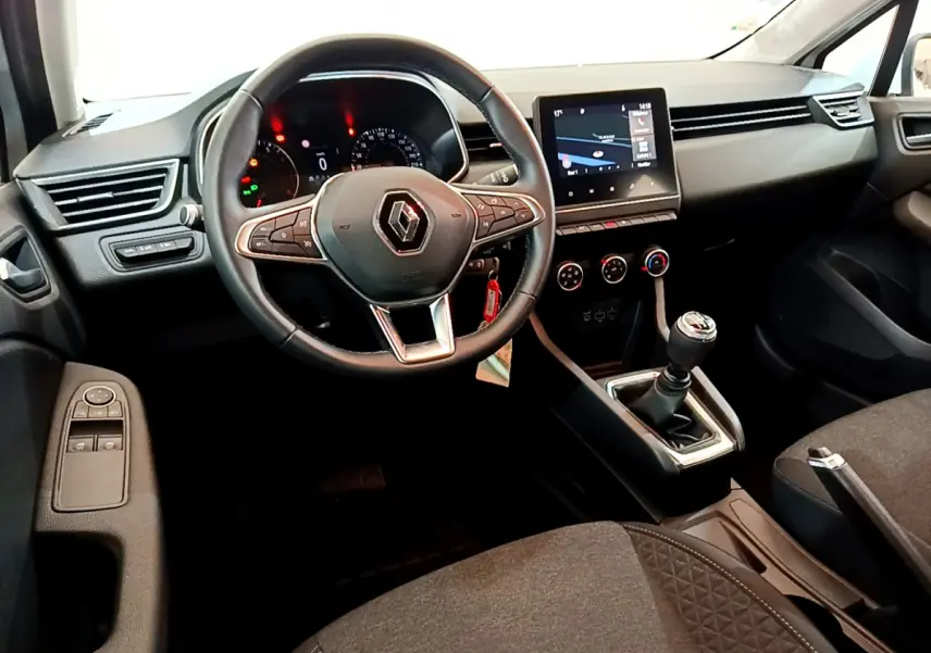 Intérieur de la Renault Clio Business TCe 100 2020, vue frontale du poste de conduite avec volant cuir et écran tactile.