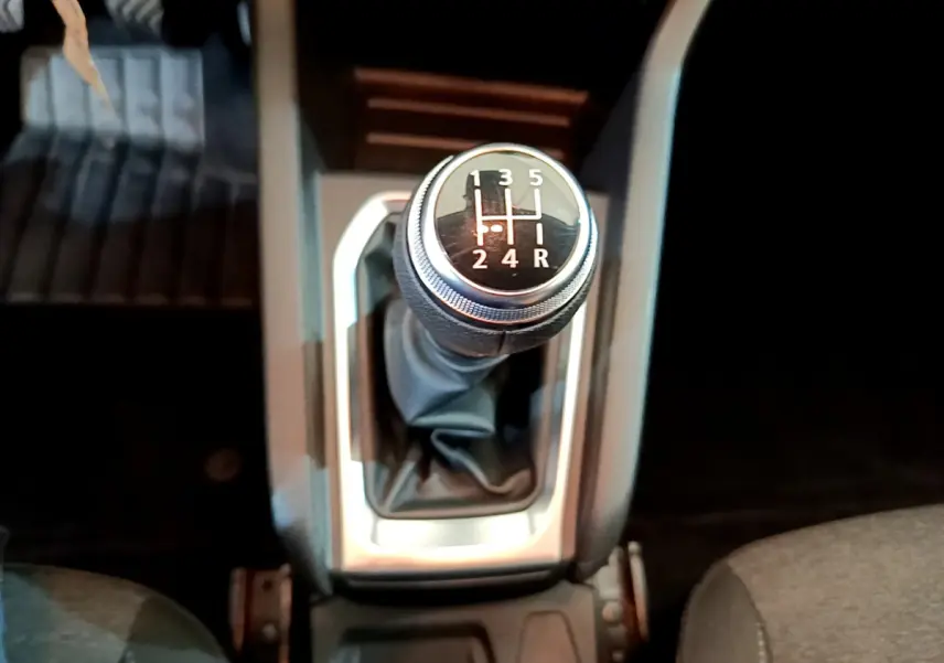 Le levier de vitesse manuel vu de dessus dans l'habitacle d'une Renault Clio Business TCe 100 blanche de 2020.