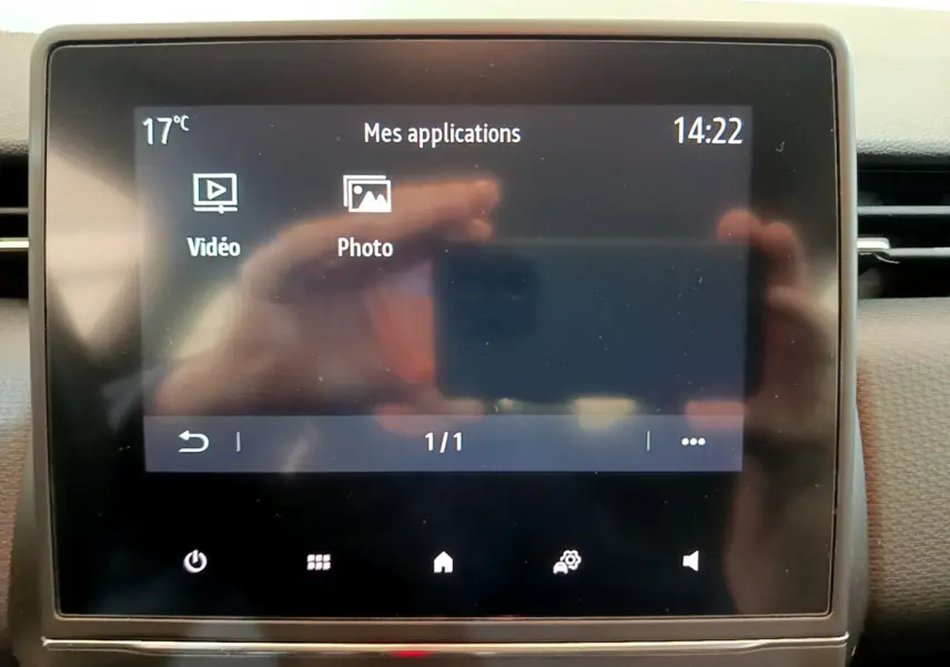 Écran tactile central affichant les applications vidéo et photo dans le tableau de bord d'une Renault Clio Business blanche.