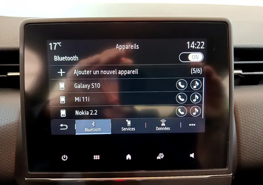 Écran tactile central du tableau de bord de la Renault Clio Business TCe 100 blanc, affichant menu Bluetooth.