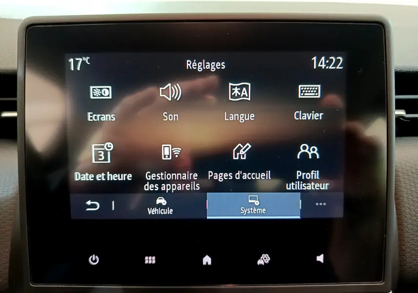 Écran tactile central de la Renault Clio Business TCe 100 blanc 2020 affichant le menu Réglages.