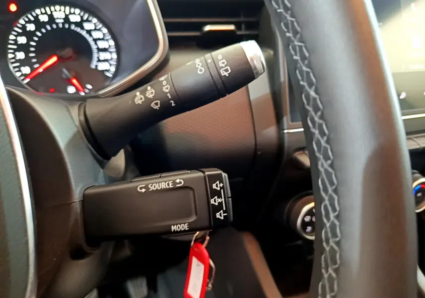 Gros plan sur la commande multifonction et le volant en cuir noir de la Renault Clio Business TCe 100 2020.