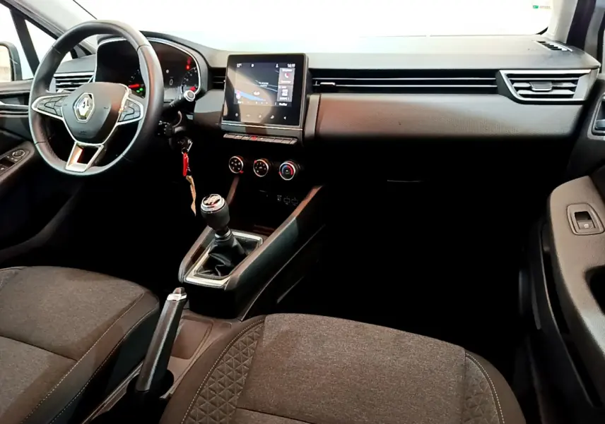 Intérieur de la Renault Clio Business 2020 vu côté conducteur, tableau de bord noir avec écran tactile central et volant cuir.