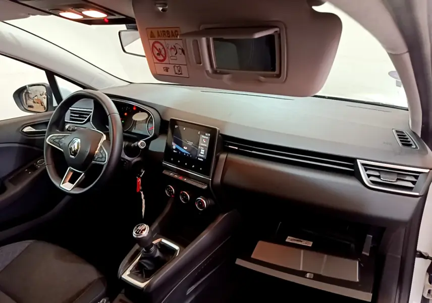 Intérieur Renault Clio Business TCe 100 2020, vue côté conducteur, tableau de bord noir avec écran tactile et boîte manuelle.