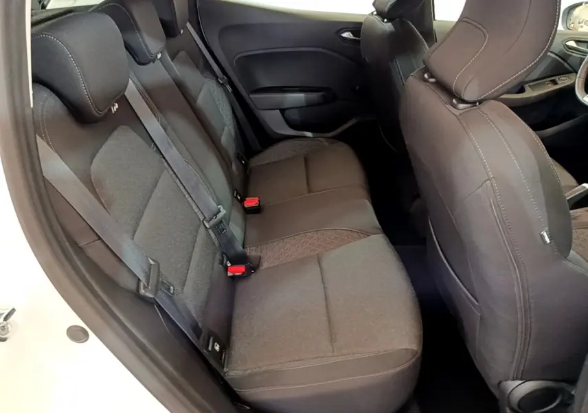 Vue intérieure côté gauche sur la banquette arrière noire d'une Renault Clio Business blanche de 2020.