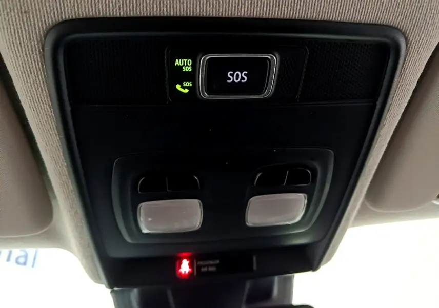 Vue intérieure en gros plan du plafonnier avec bouton SOS et éclairages de la Renault Clio Business TCe 100 blanc 2020.