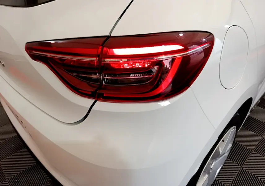 Gros plan sur le feu arrière droit rouge d'une Renault Clio Business TCe 100 blanche de 2020, vue arrière côté droit.