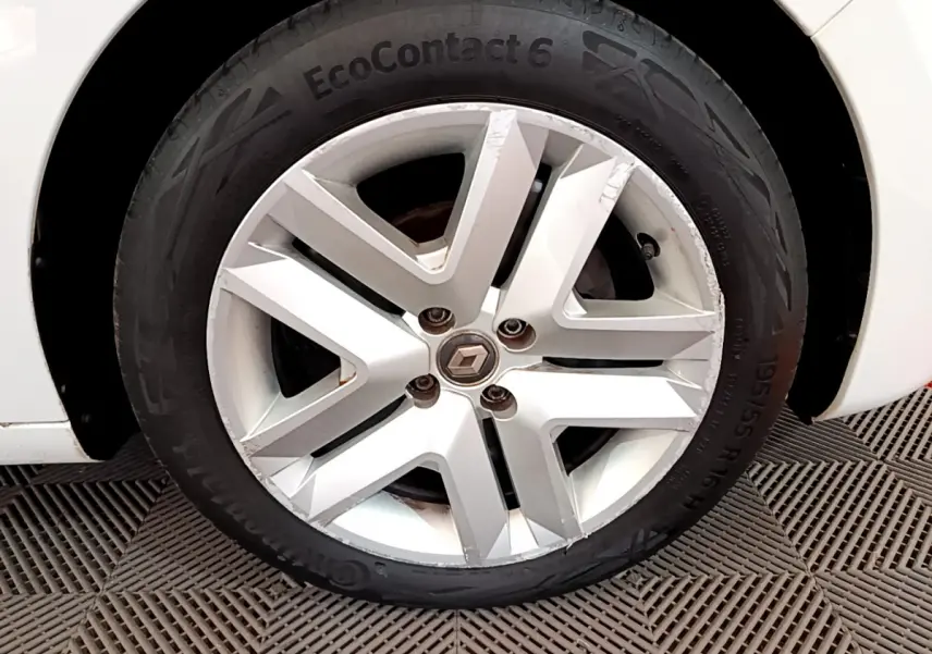 Gros plan sur la roue arrière droite d'une Renault Clio Business TCe 100 blanche de 2020, avec pneu Continental.