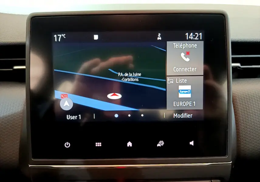 Écran tactile central de navigation et multimédia de la Renault Clio Business TCe 100 blanc, vue intérieure rapprochée.