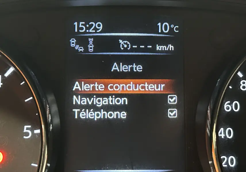 Affichage central du tableau de bord de la Nissan Pulsar gris, montrant les alertes conducteur, navigation et téléphone à 15h29.