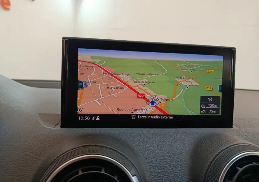Écran tactile de navigation couleur 8,3 pouces sur tableau de bord gris foncé d’Audi Q2 2022.