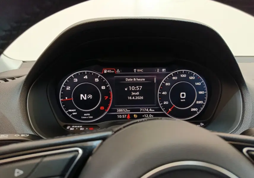 Vue rapprochée du tableau de bord digital de l'Audi Q2, affichant vitesse, compte-tours et informations de conduite.
