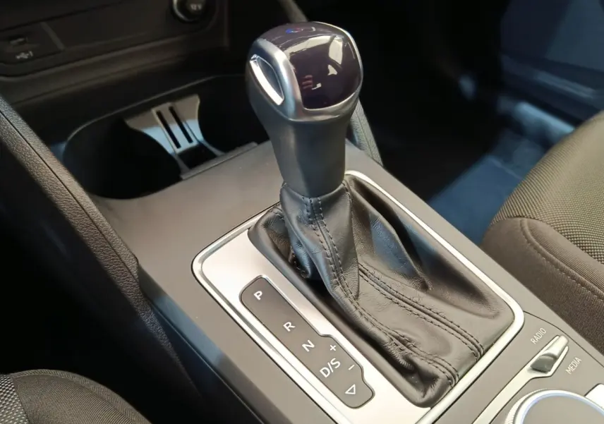 Gros plan sur le levier de vitesses automatique cuir noir de l’Audi Q2 35 TFSI 150 S Tronic Business Line 2022.
