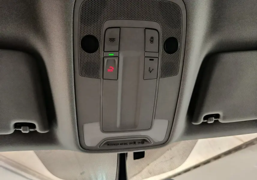 Plafonnier intérieur gris avec commandes SOS et éclairage, Audi Q2 35 TFSI 2022 essence, vue de dessous.