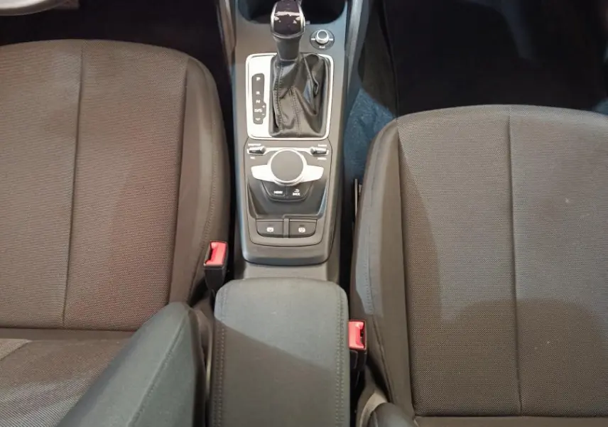 Vue intérieure centrée sur la console centrale et les sièges avant gris foncé de l'Audi Q2 35 TFSI 2022.