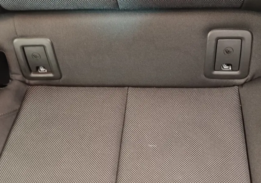 Détail de la banquette arrière grise de l'Audi Q2 35 TFSI 150 S Tronic Business Line avec fixations Isofix visibles.