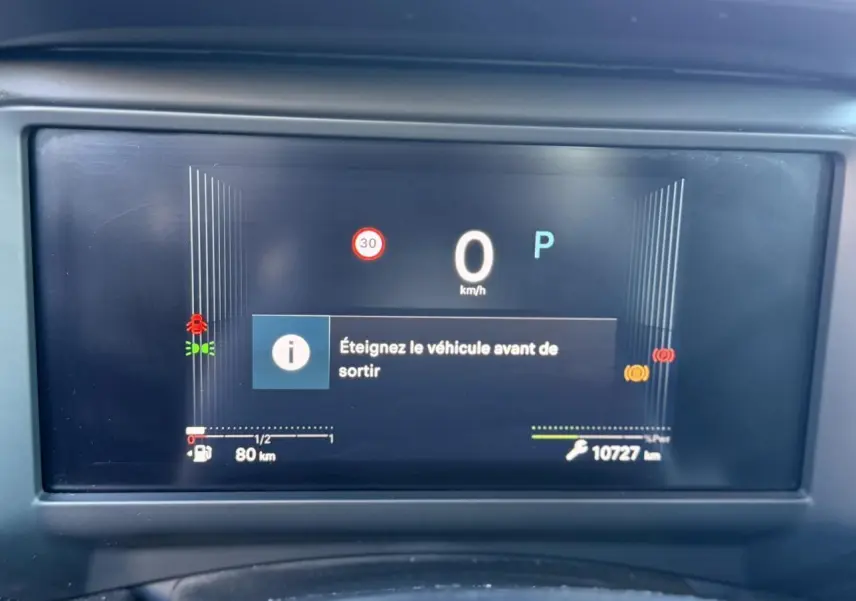 Affichage numérique central de la Citroën C4 Hybrid 145 en mode stationnement avec message d'alerte à l'écran.
