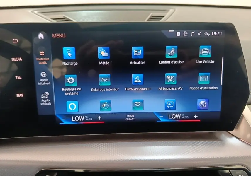 Écran tactile central du BMW X1 xDrive25e M Sport 2023 affichant le menu des applications avec commandes climatisation.