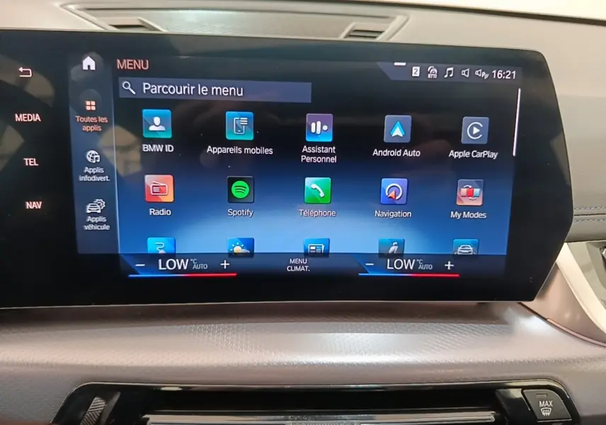 Écran tactile central de la BMW X1 xDrive25e M Sport 2023 affichant le menu multimédia et navigation.
