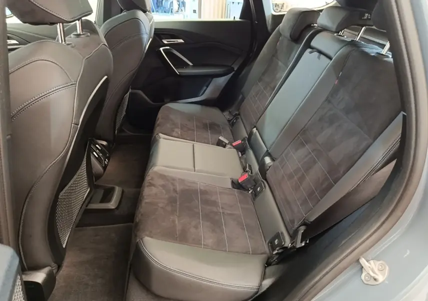 Vue intérieure côté droit des sièges arrière en cuir et alcantara gris foncé du BMW X1 xDrive25e M Sport 2023.