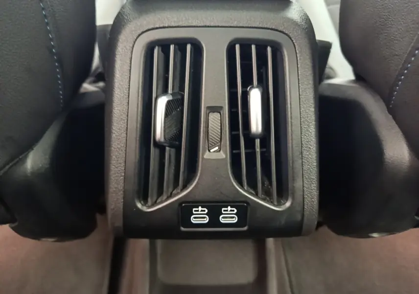 Gros plan sur les aérateurs arrière noirs avec commandes de ventilation et ports USB du BMW X1 xDrive25e M Sport 2023.