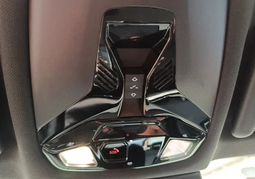 Plafonnier intérieur noir brillant avec boutons SOS et éclairages, BMW X1 xDrive25e M Sport 2023.